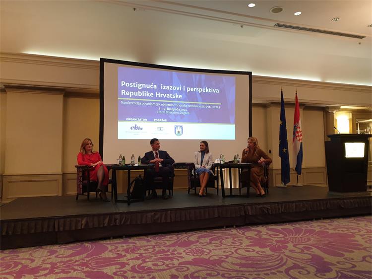 Slika /Fotografije 3/else_podij.jpeg